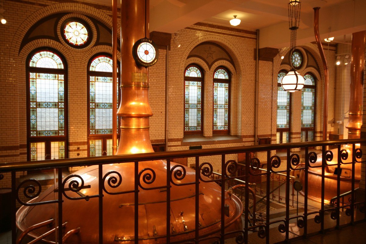 Tinas de cobre da antiga sala de fabricação da cervejaria Heineken em Amsterdã