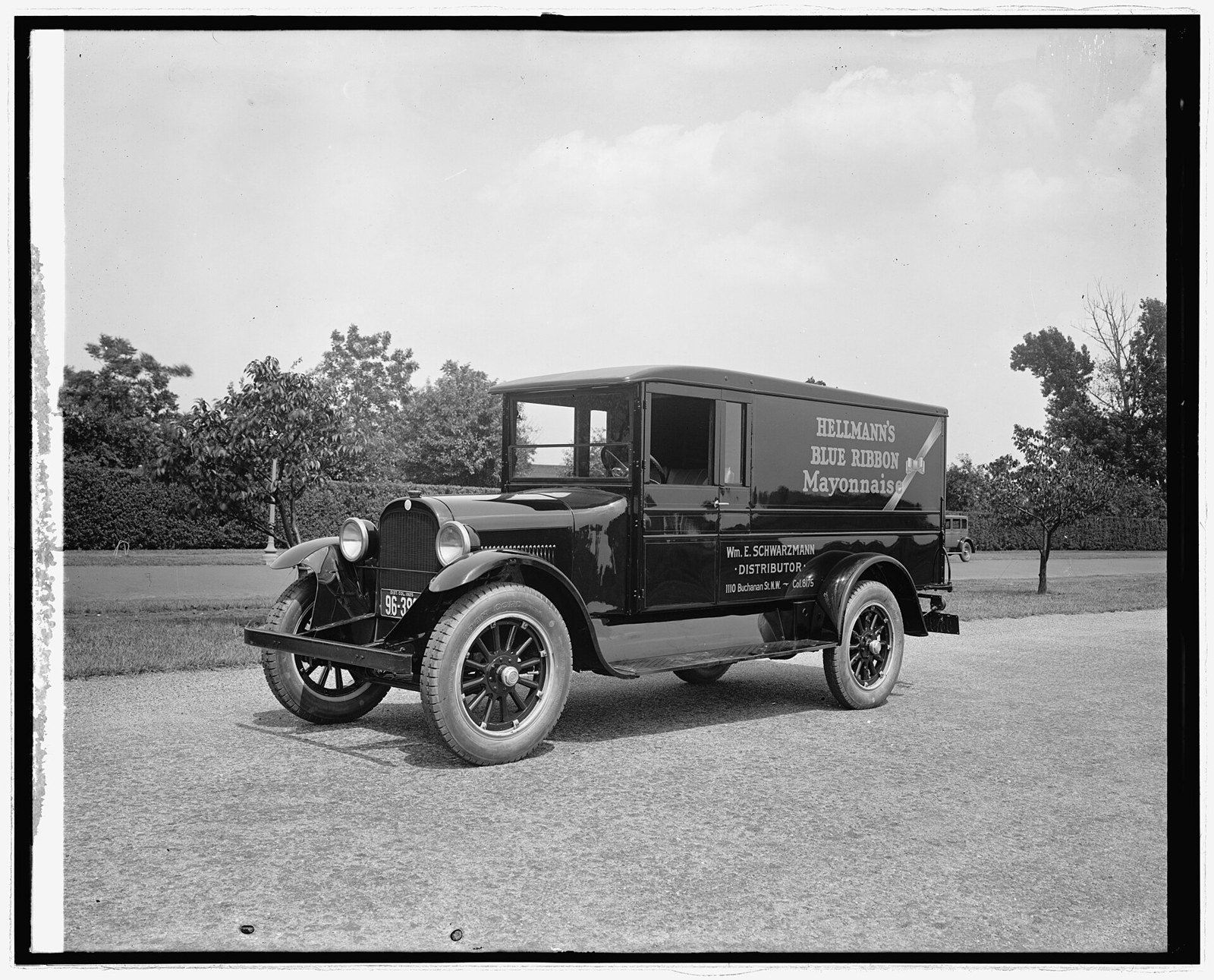 Hellmann's é de quem? A história da maionese que deve mudar de dono em 2027 3 Caminhão de entrega da Hellmann's Blue Ribbon Mayonnaise, em foto feita entre 1910 e 1920.