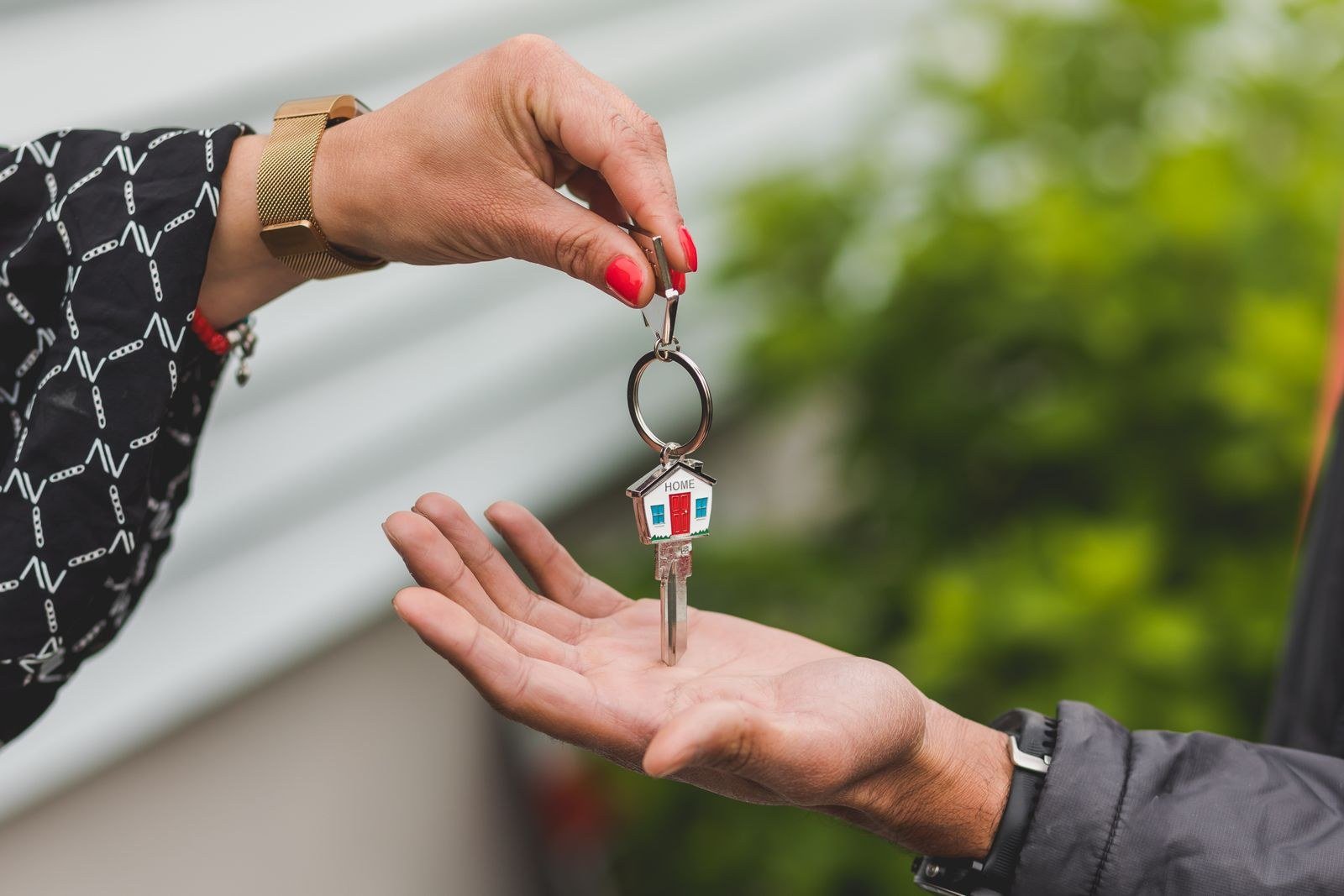 Inventário: como fazer, quanto custa e qual o prazo em 2026 7 Mão entregando a chave de uma casa com chaveiro em formato de casinha