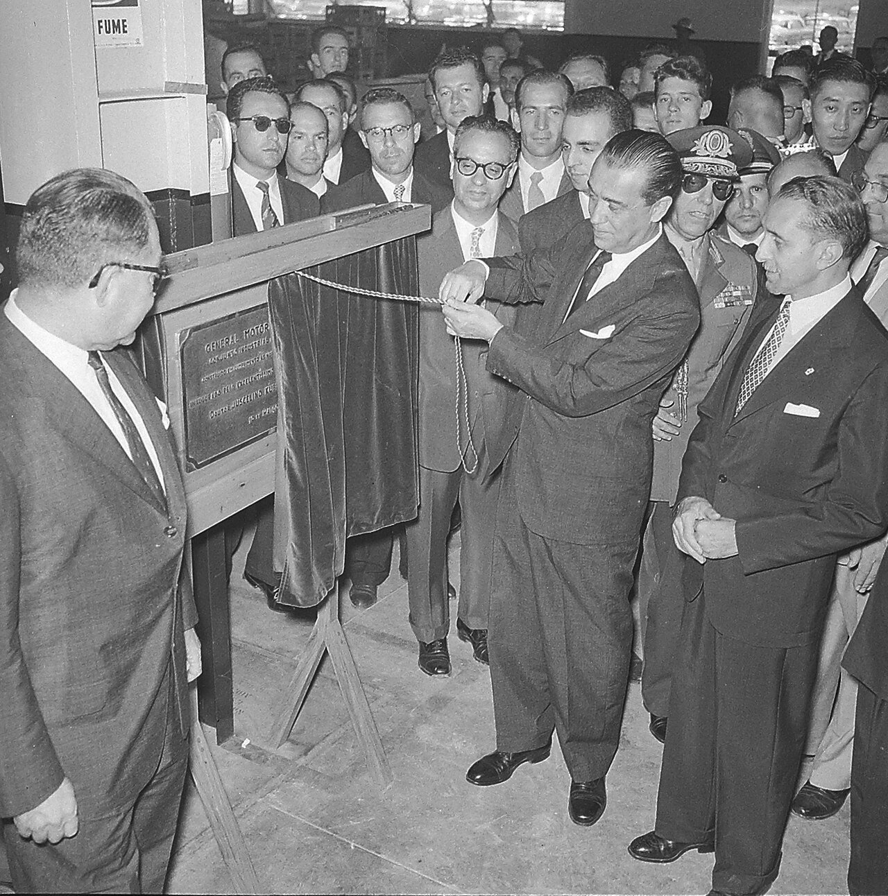 A Chevrolet é americana? Quem é o dono da GM, marca do Onix e do Opala 4 O presidente Juscelino Kubitschek na inauguração da fábrica da GM em São José dos Campos (SP), em março de 1959.