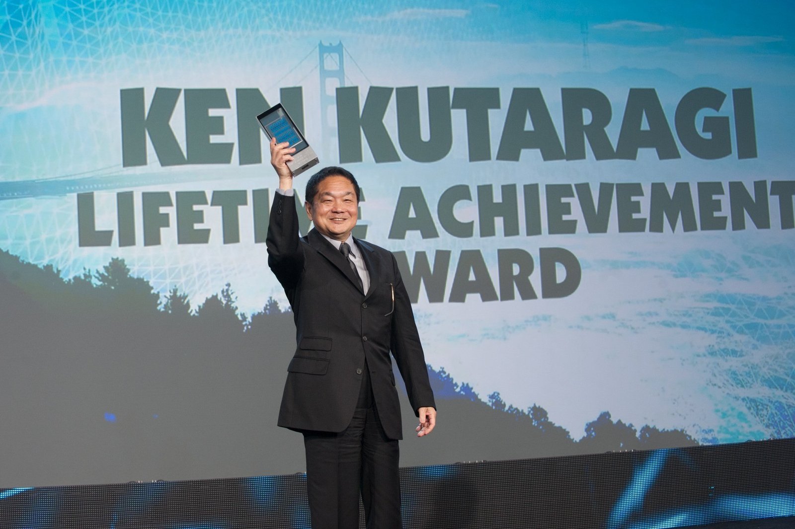 Ken Kutaragi, líder do projeto do PlayStation, recebe prêmio pelo conjunto da obra no Game Developers Choice Awards de 2014.
