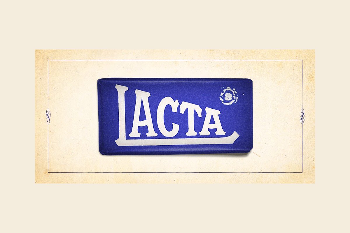 Ilustração histórica de uma barra de chocolate Lacta com embalagem azul