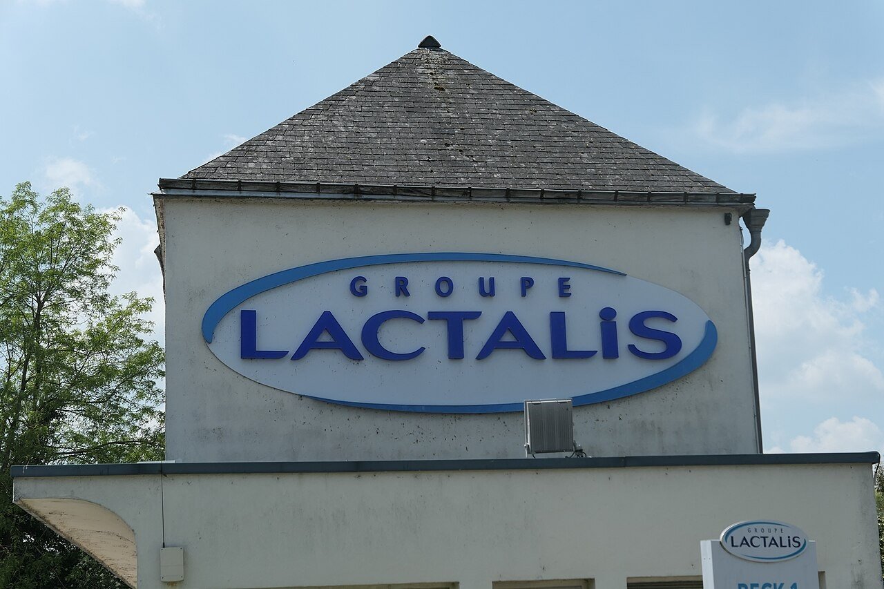 Prédio com o letreiro Groupe Lactalis em Laval, na França