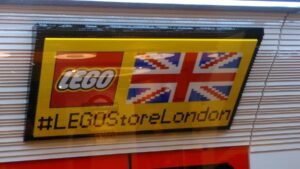 Logotipo da Lego montado com peças na loja da marca em Leicester Square, Londres