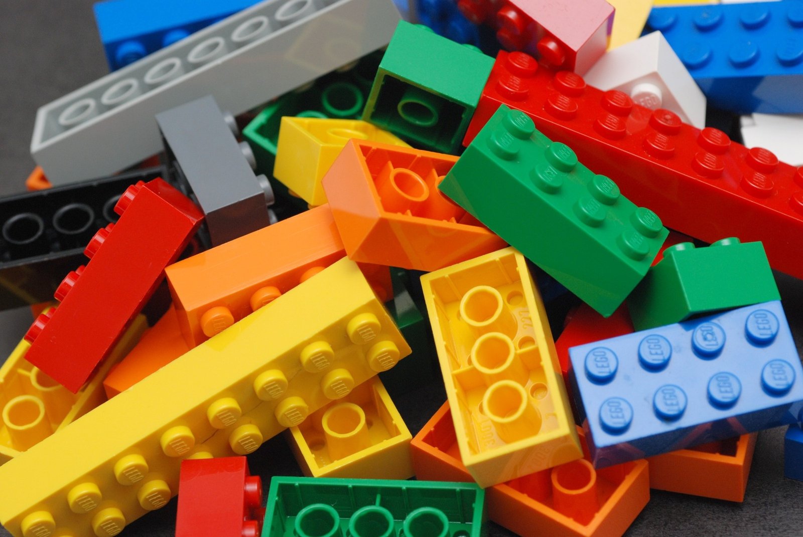 Peças de Lego de várias cores e tamanhos. O formato com tubos internos foi patenteado em 1958.