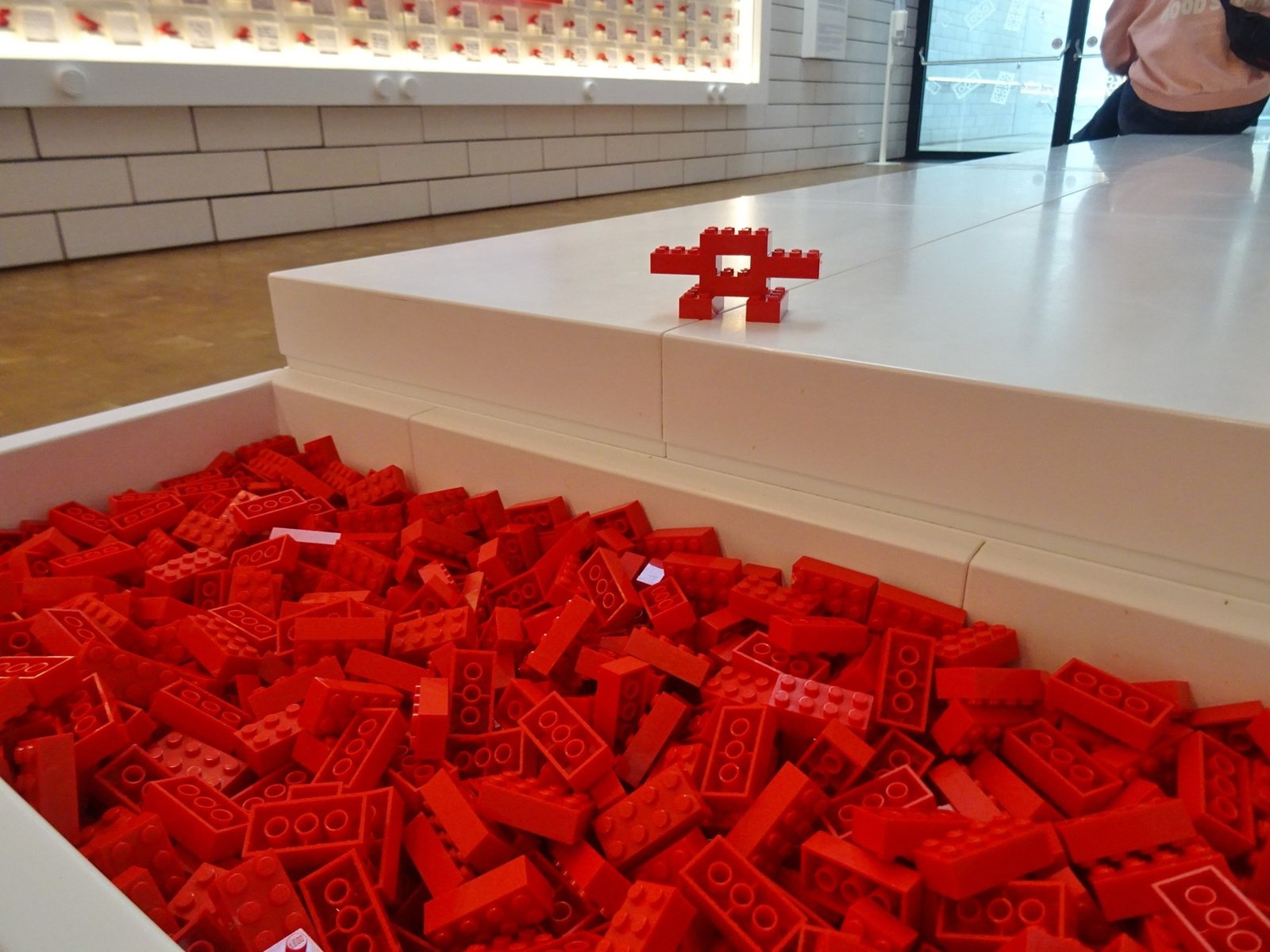 Peças vermelhas de 2 x 4 na LEGO House, em Billund.