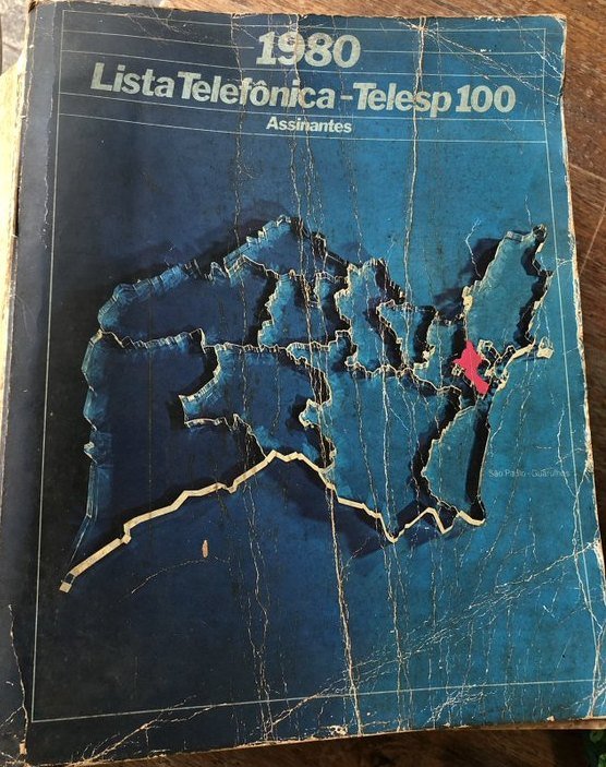 A Vivo é brasileira? Quem é o dono da operadora controlada pela espanhola Telefónica 5 Capa azul e desgastada de uma lista telefônica de 1980, com o título Lista Telefônica Telesp 100 e o mapa do estado de São Paulo em relevo
