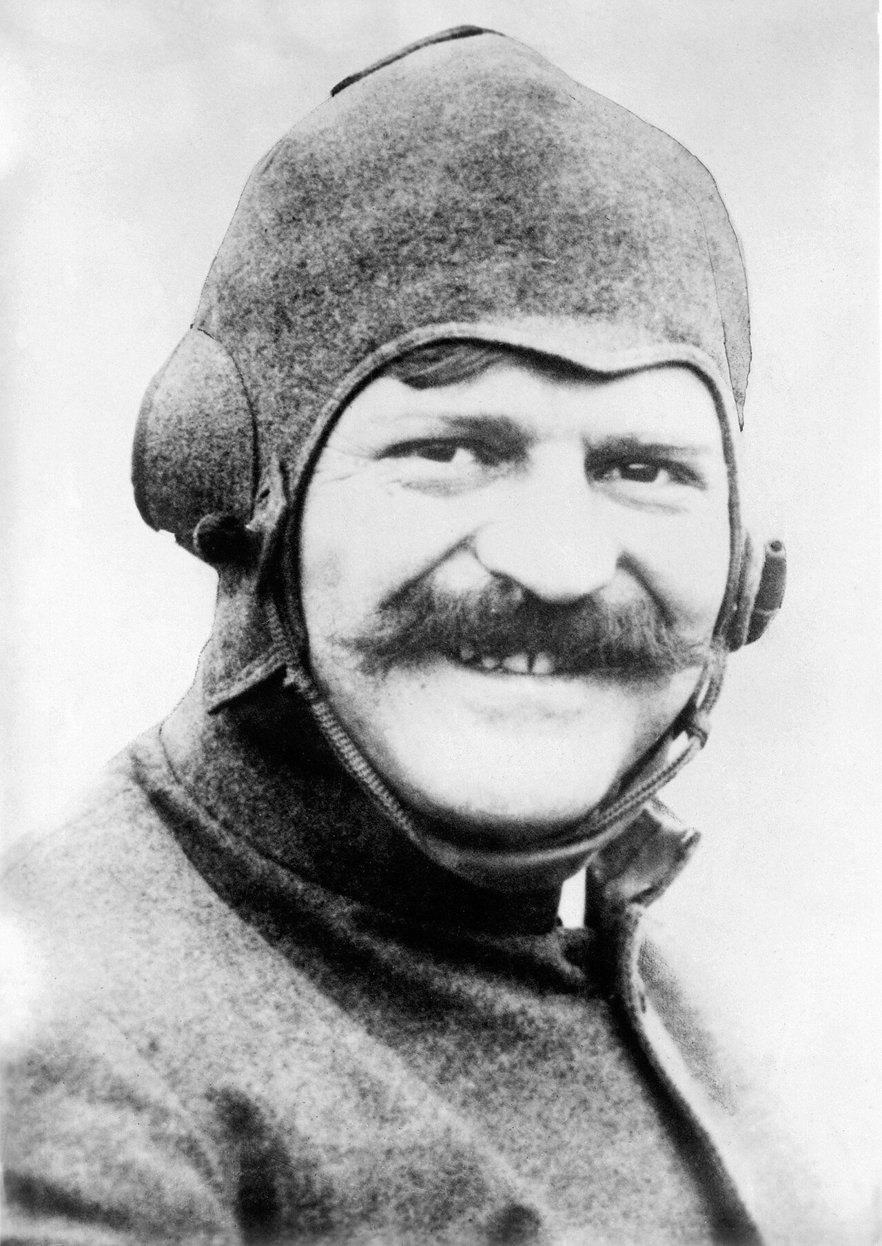 A Chevrolet é americana? Quem é o dono da GM, marca do Onix e do Opala 3 Louis Chevrolet, piloto de corridas que deu nome à marca, em 1911.