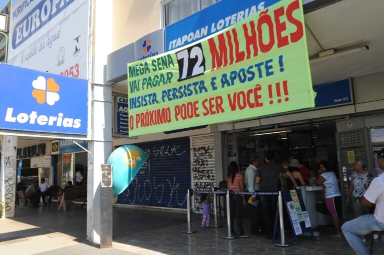 Apostadores em casa lotérica de Brasília com faixa anunciando prêmio da Mega-Sena