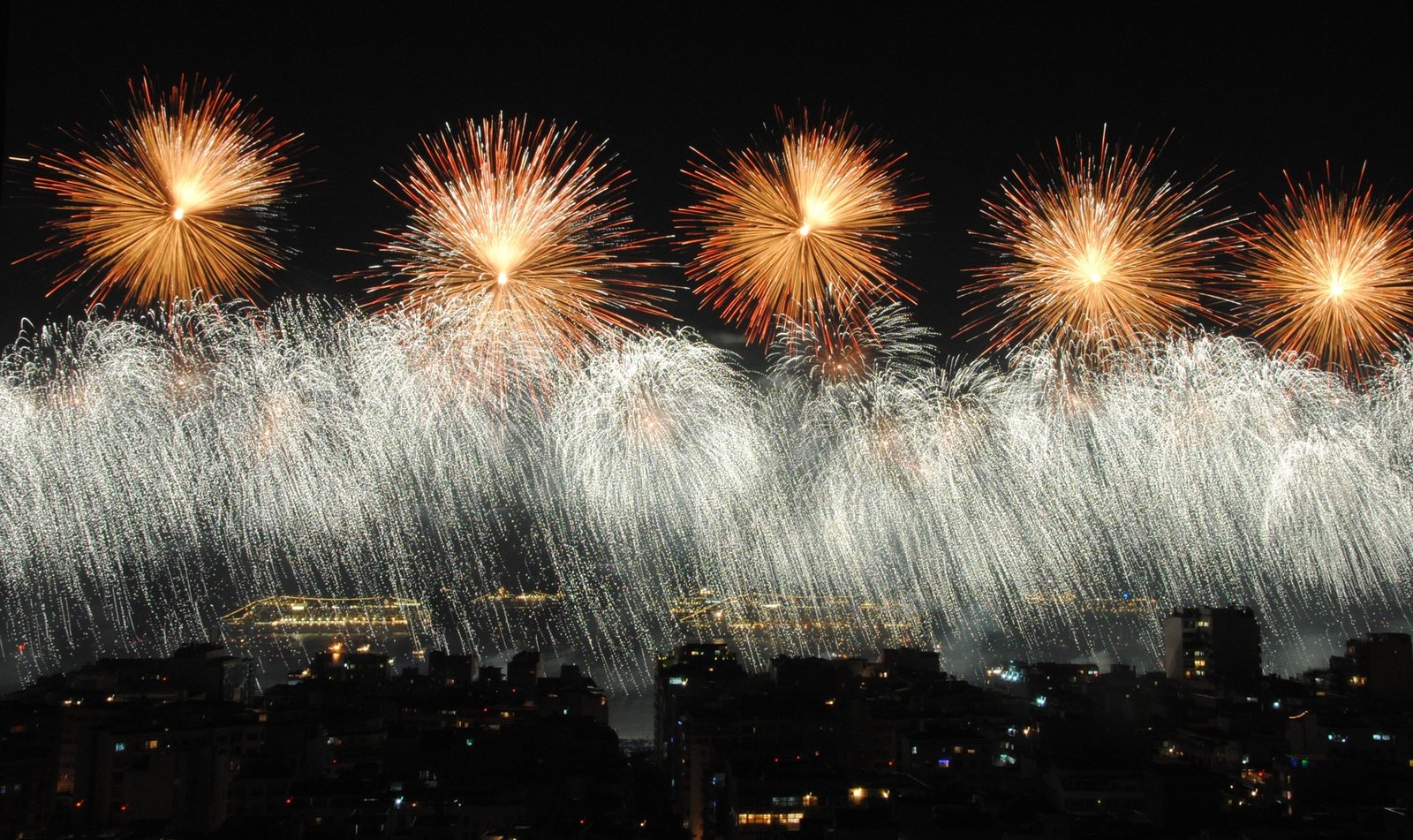 Queima de fogos do Réveillon em Copacabana, no Rio de Janeiro. O sorteio da Mega da Virada é feito na última noite do ano.