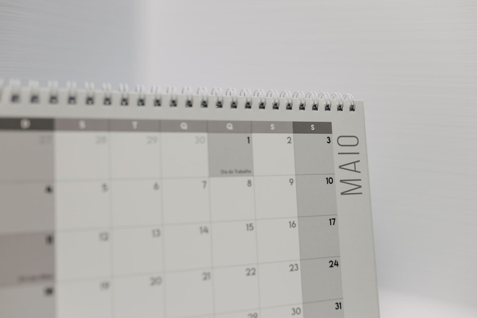 Melhor dia de compra no cartão: como descobrir e ganhar mais prazo para pagar 3 Calendário de mesa em português aberto no mês de maio