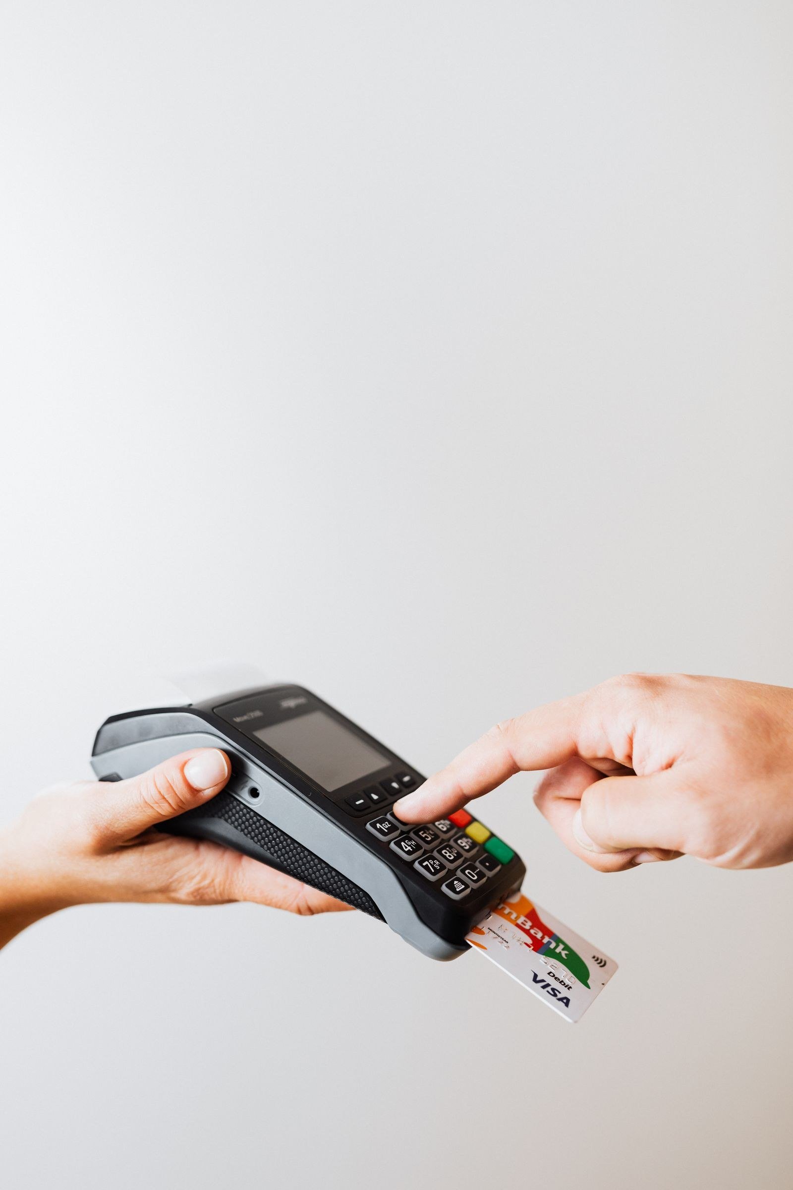Melhor dia de compra no cartão: como descobrir e ganhar mais prazo para pagar 6 Mão digitando a senha em uma maquininha de cartão