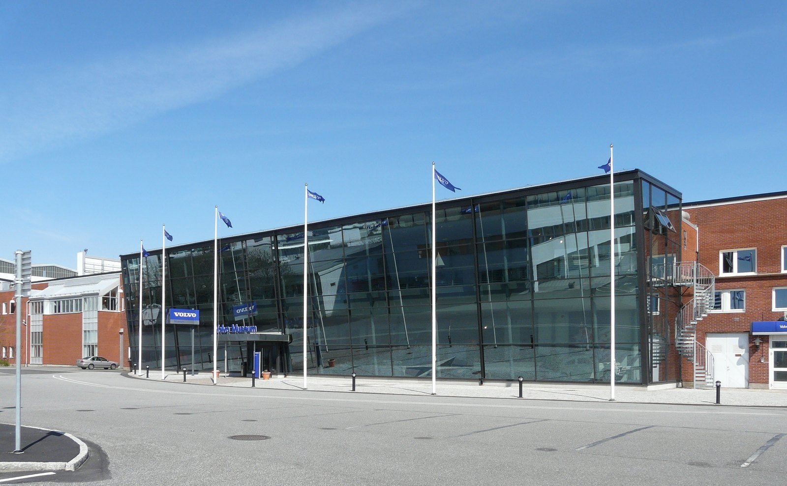 Interior do Museu Volvo em Gotemburgo, com carros e caminhões antigos da marca expostos