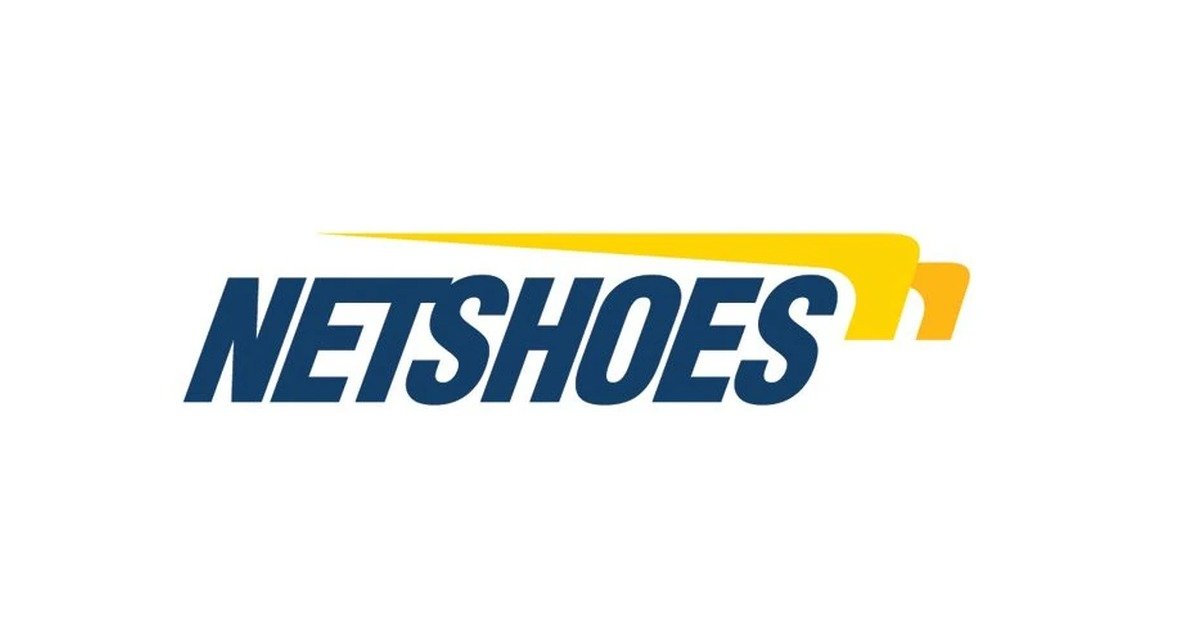 Logotipo original da Netshoes, de 2000 Logotipo antigo da Netshoes, com o nome em letras azuis inclinadas e um traço amarelo, usado a partir de 2000