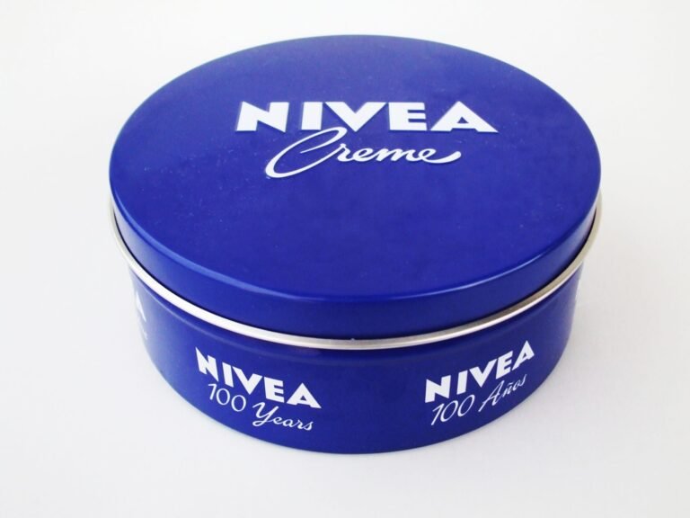 Lata comemorativa dos cem anos do Nivea Creme, fotografada em 2012