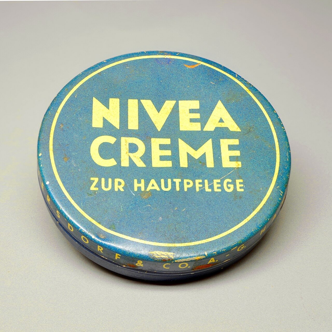 Embalagem histórica do Nivea Creme, de aproximadamente 1949.