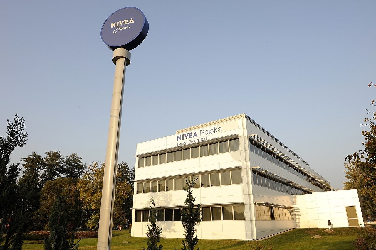 Prédio da Nivea em Poznań, na Polônia, exemplo da presença internacional da marca.