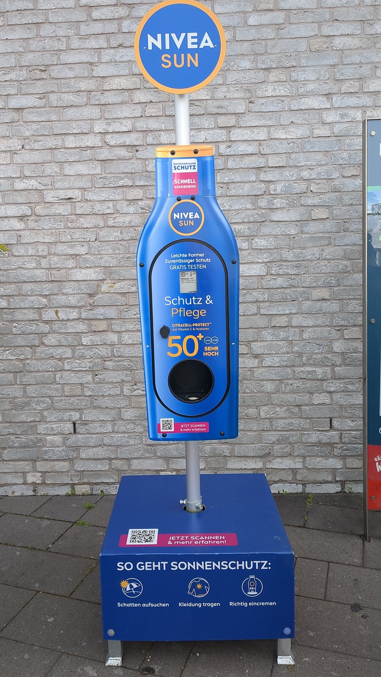 Dispensador Nivea Sun no parque Gärten der Welt, em Berlim, na Alemanha.