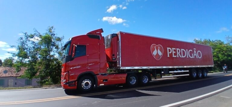 Carreta com a marca Perdigão, dona do Chester, em 2025