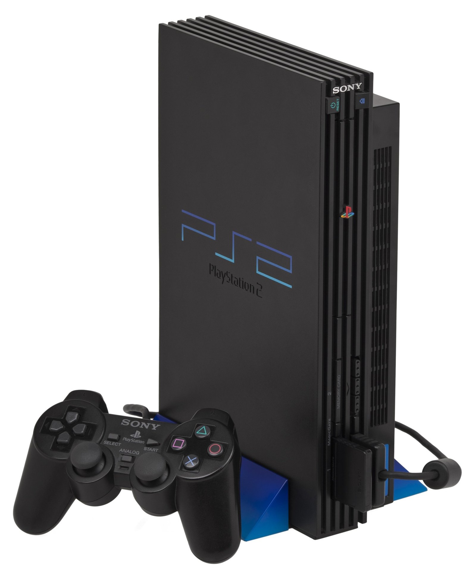 PlayStation 2 com o controle DualShock 2 e cartão de memória. É o console mais vendido da marca, com mais de 160 milhões de unidades.