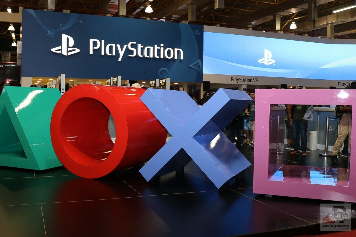 Estande da PlayStation na Brasil Game Show de 2017, em São Paulo, com os símbolos dos botões do controle.