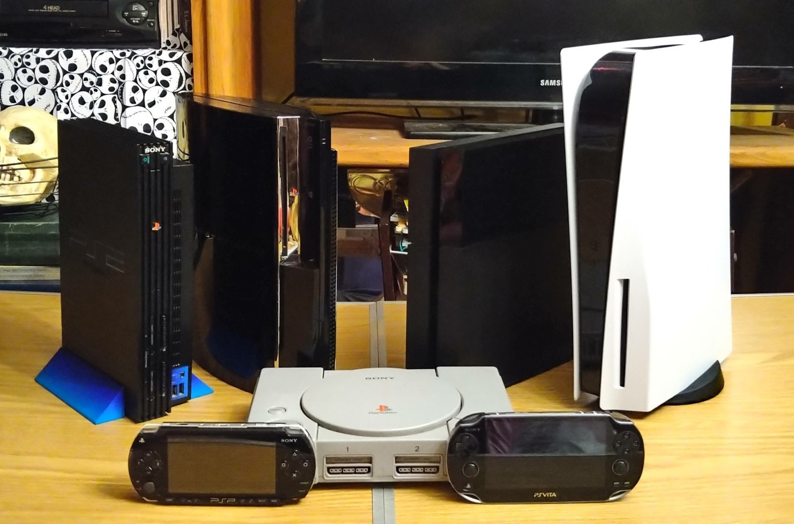 Os consoles de mesa da marca, do primeiro PlayStation ao PS5, ao lado dos portáteis PSP e PS Vita.