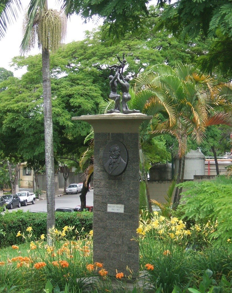 Colgate é de qual país? Quem é o dono da marca de pasta de dente 6 Monumento à Saúde na Praça William Colgate, no Jaguaré, em São Paulo. A imagem mostra a praça, não uma fábrica.