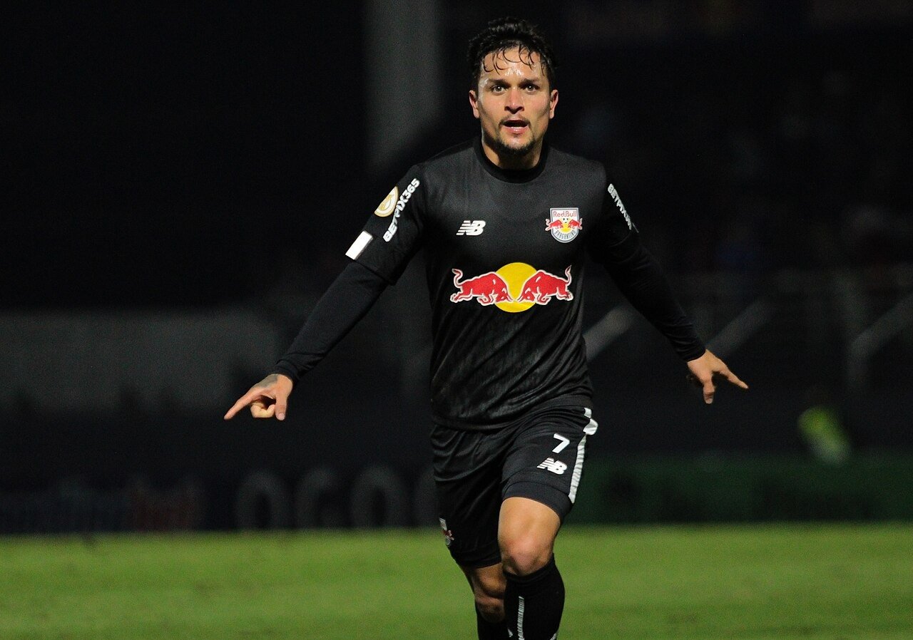 Red Bull é de quem? A origem do energético e o negócio por trás do esporte 8 Artur, do Red Bull Bragantino, comemora gol contra o Coritiba pelo Brasileirão de 2022, em Bragança Paulista (SP).