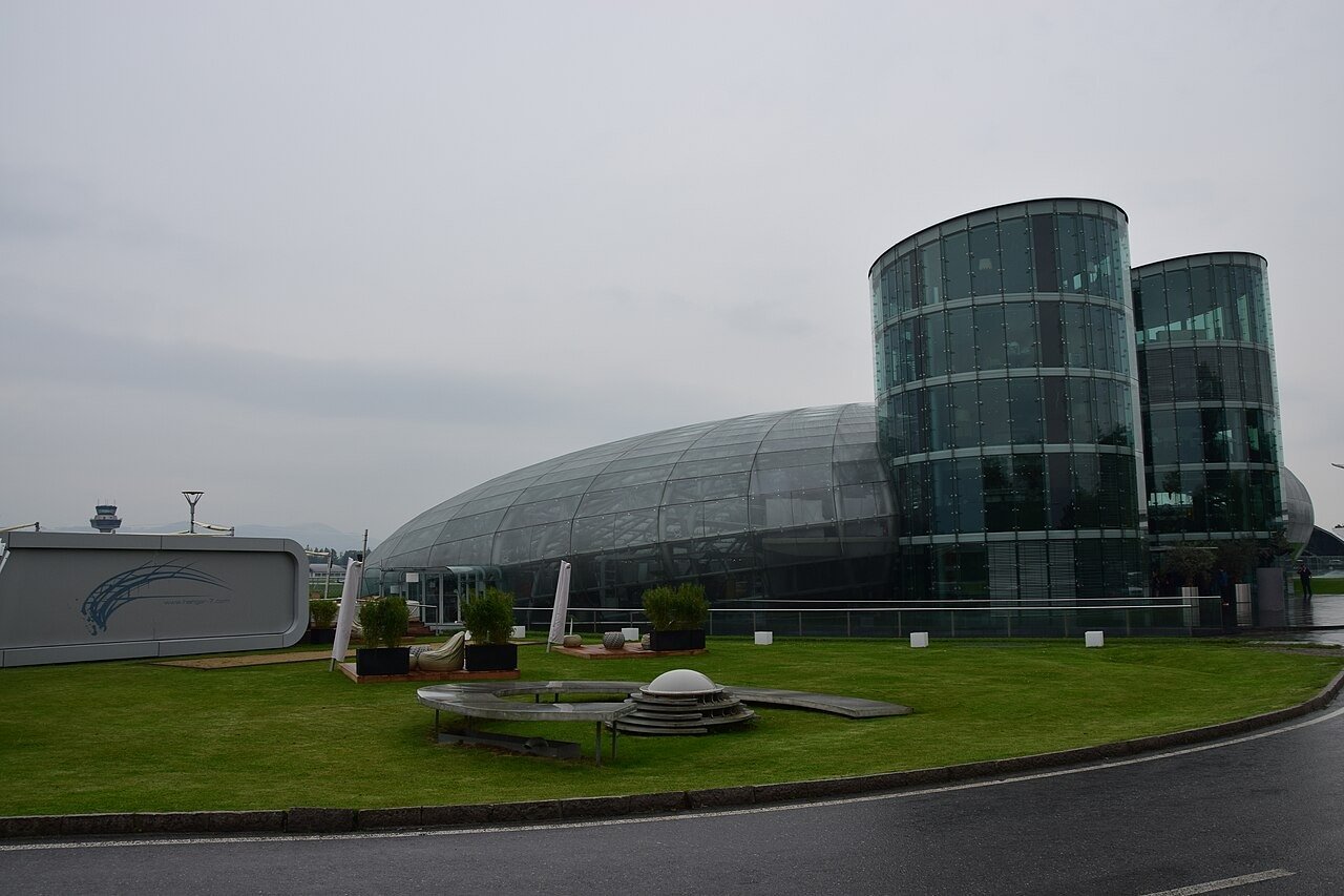 Red Bull é de quem? A origem do energético e o negócio por trás do esporte 5 Hangar-7, prédio da Red Bull no aeroporto de Salzburgo, na Áustria, que abriga a coleção de aviões dos Flying Bulls.