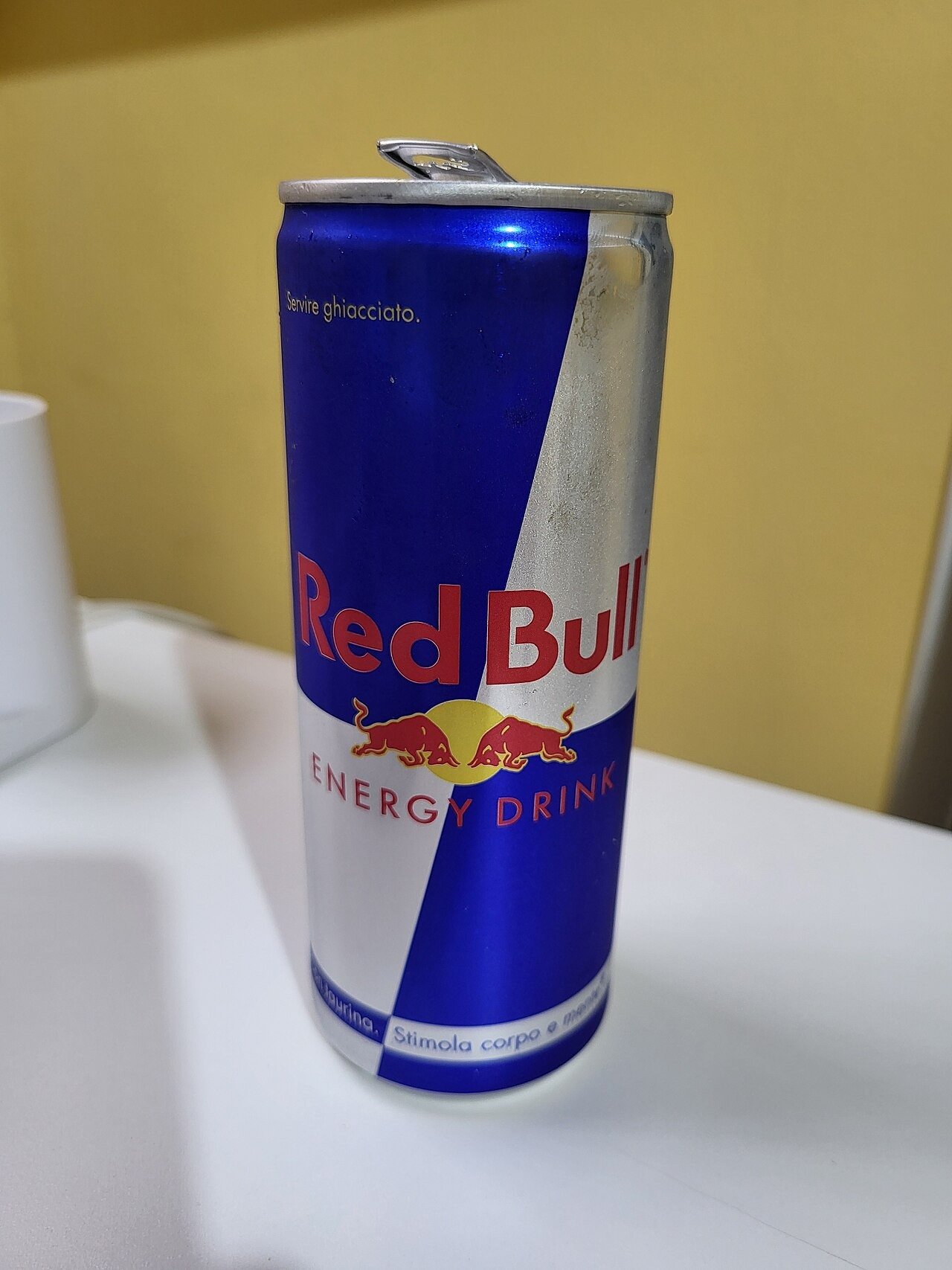 Red Bull é de quem? A origem do energético e o negócio por trás do esporte 3 Lata tradicional de Red Bull de 250 ml, o formato do lançamento de 1987, fotografada na Itália em 2025.