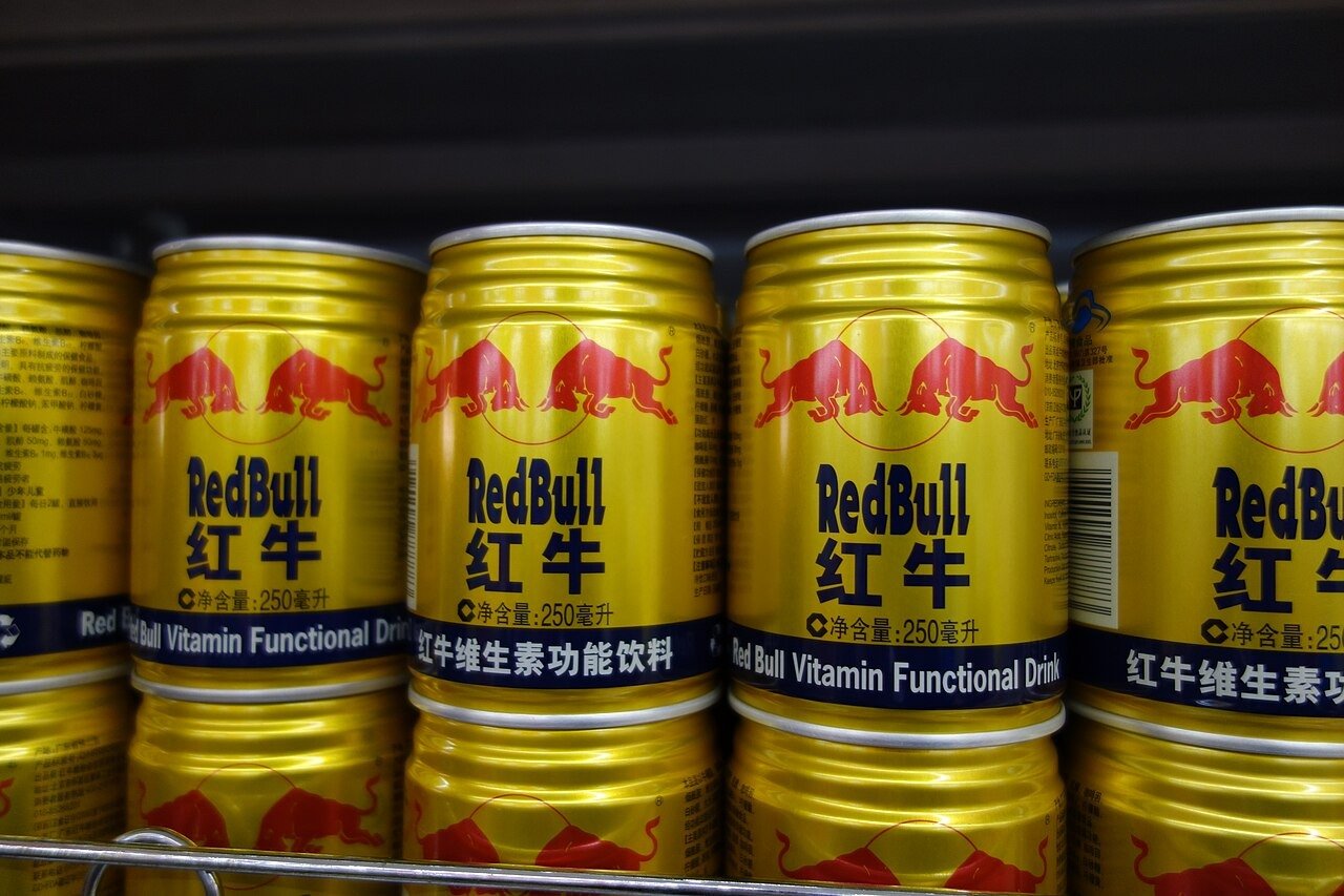 Red Bull é de quem? A origem do energético e o negócio por trás do esporte 4 Latas douradas da versão asiática da bebida vendida na China, com visual próximo ao do Krating Daeng tailandês, em 2014.