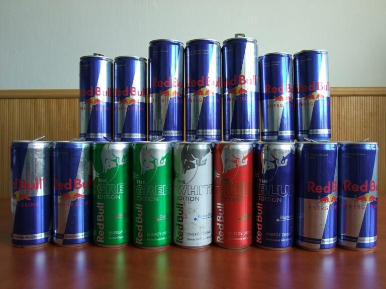 Latas de Red Bull em diferentes versões e sabores, fotografadas em 2023