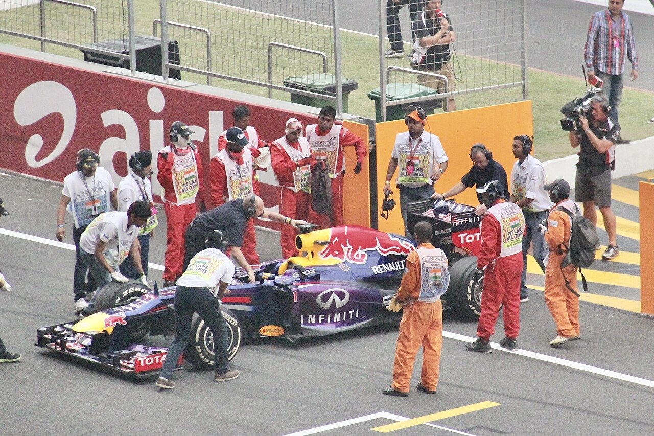 Red Bull é de quem? A origem do energético e o negócio por trás do esporte 7 Carro da Red Bull Racing nos boxes do Grande Prêmio da Índia de Fórmula 1, em 2013, ano do quarto título seguido da equipe.
