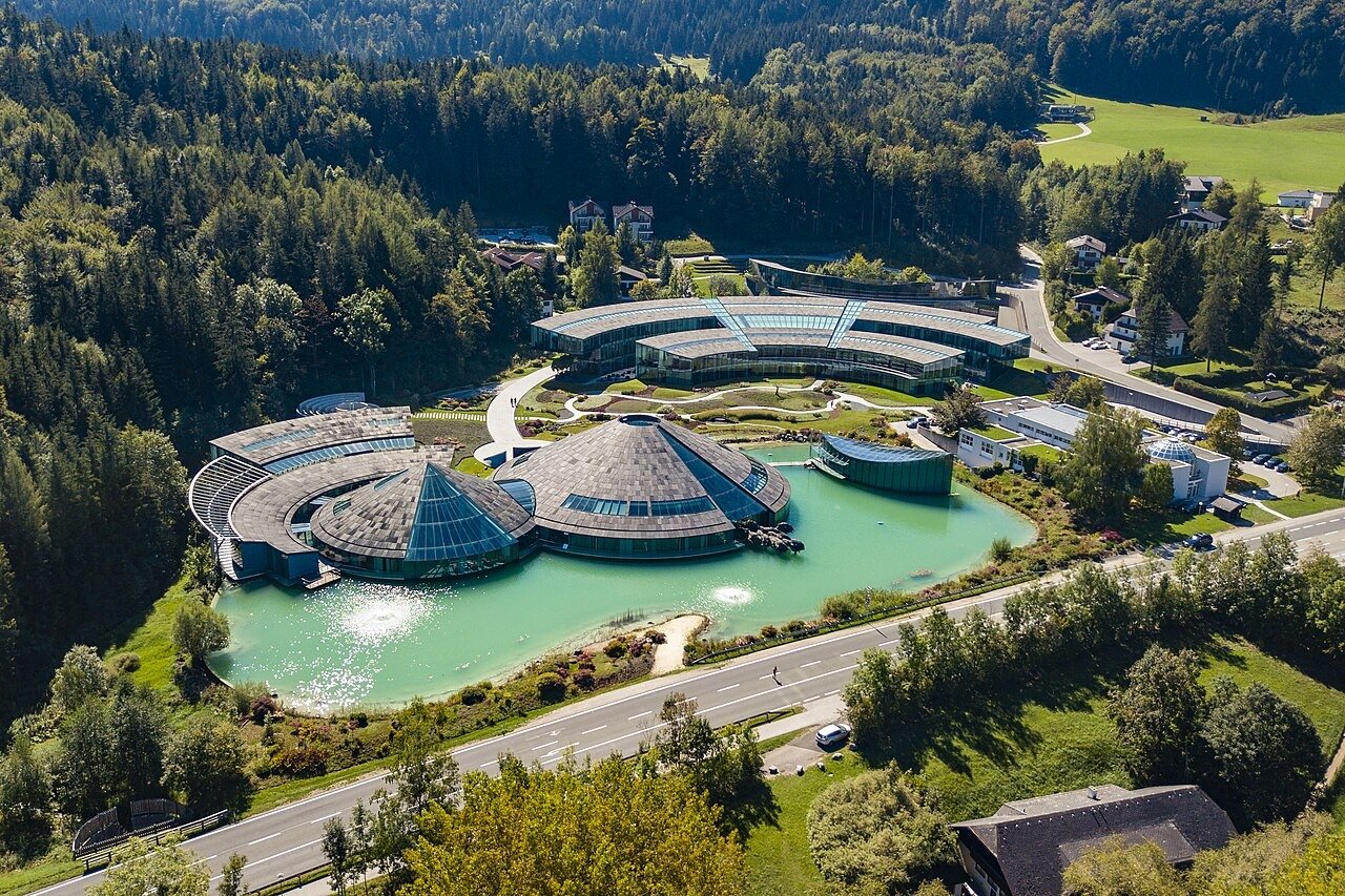 Red Bull é de quem? A origem do energético e o negócio por trás do esporte 2 Sede da Red Bull em Fuschl am See, perto de Salzburgo, na Áustria, vista do alto em 2018.