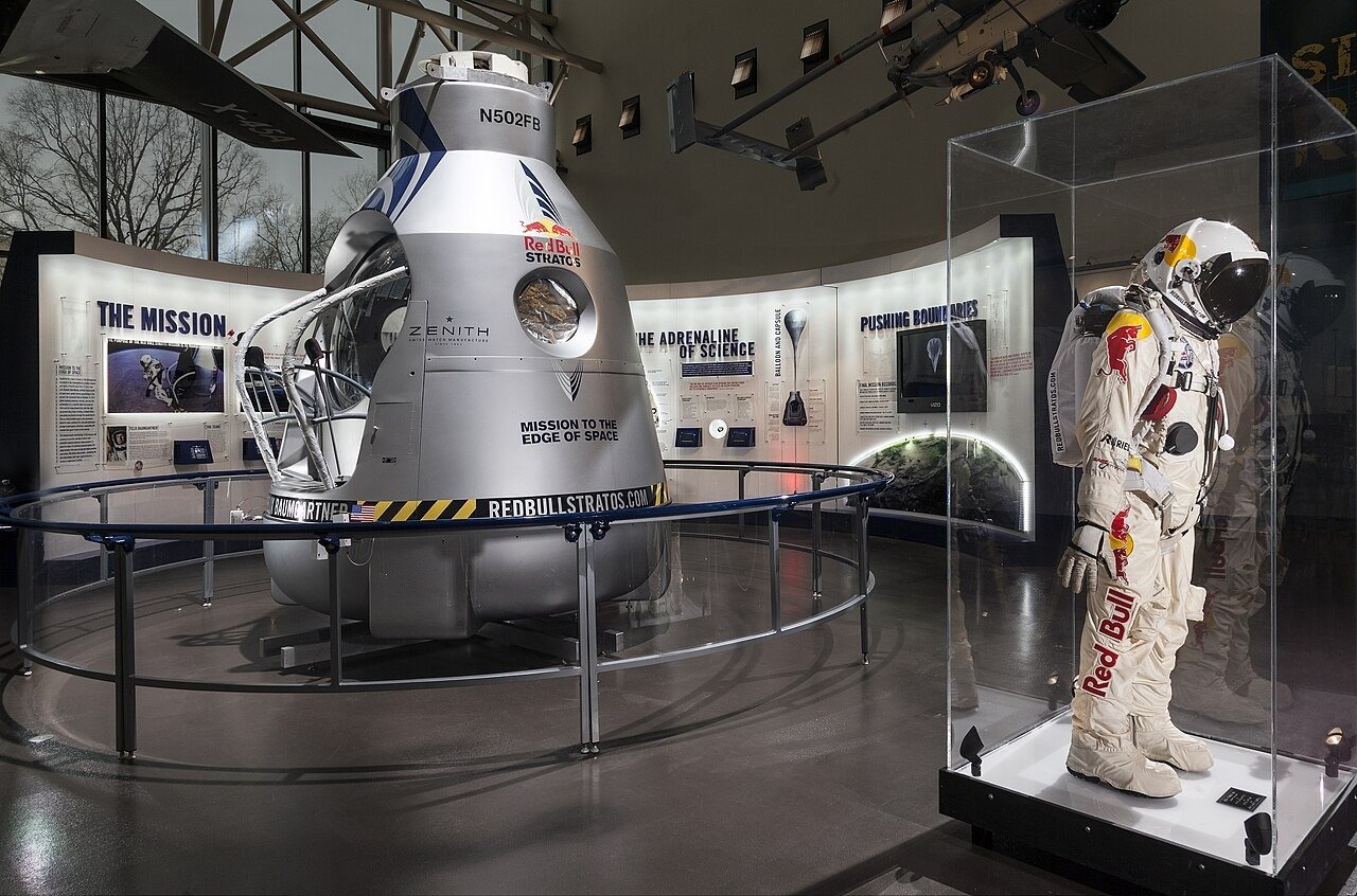 Red Bull é de quem? A origem do energético e o negócio por trás do esporte 6 Cápsula e traje do salto Red Bull Stratos, de 2012, expostos no Museu Nacional do Ar e do Espaço do Smithsonian, nos Estados Unidos.