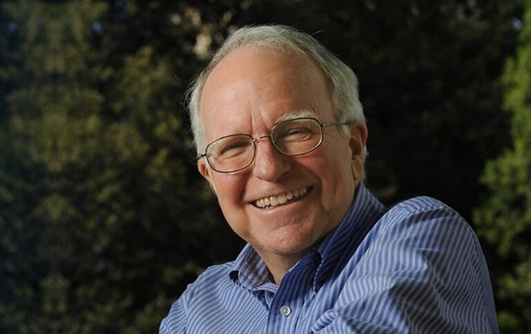 Retrato de Robert E. Hall, economista de Stanford e um dos laureados com o Nobel de Economia de 2026.