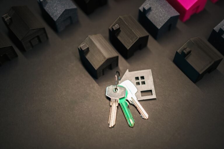 Chaves de imóvel e miniaturas de casas, em foto ilustrativa