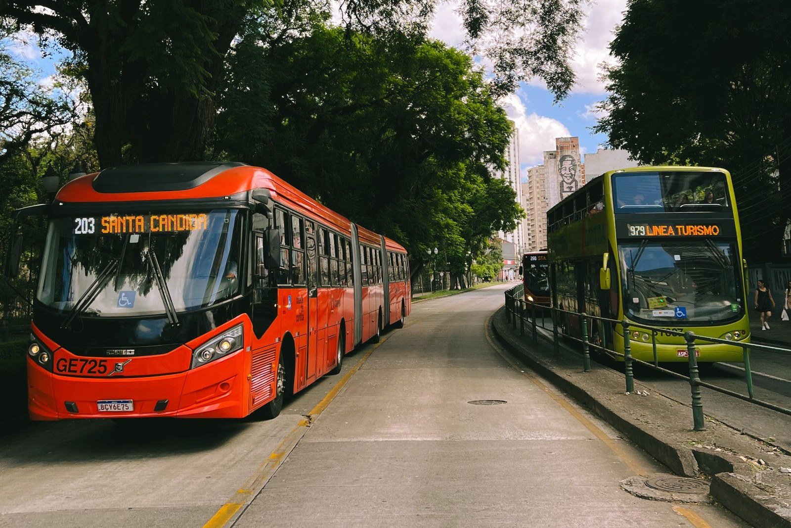 Salário líquido: como calcular os descontos de INSS e IR em 2026 6 Ônibus do transporte coletivo de Curitiba em via exclusiva