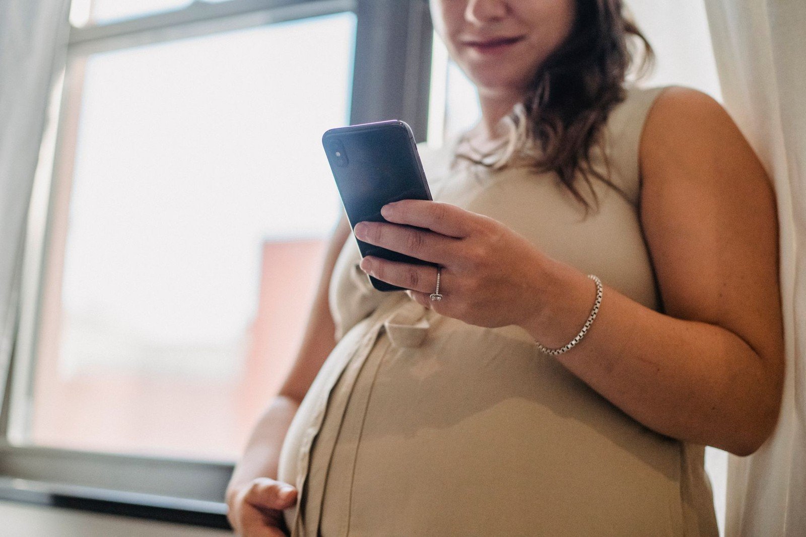 Salário-maternidade: quem tem direito, inclusive desempregadas e MEIs 2 Gestante usando o celular. O pedido ao INSS pode ser feito pelo aplicativo Meu INSS; foto ilustrativa.