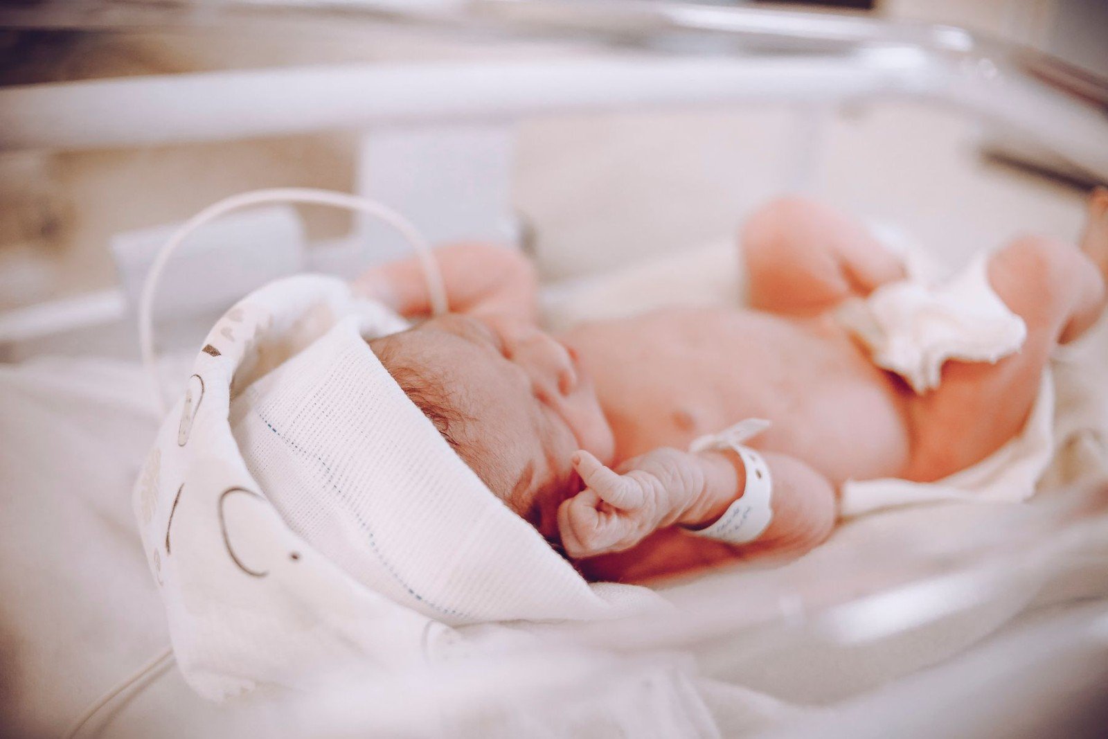 Salário-maternidade: quem tem direito, inclusive desempregadas e MEIs 4 Recém-nascido em berço hospitalar. Foto ilustrativa para a regra de internação após o parto.