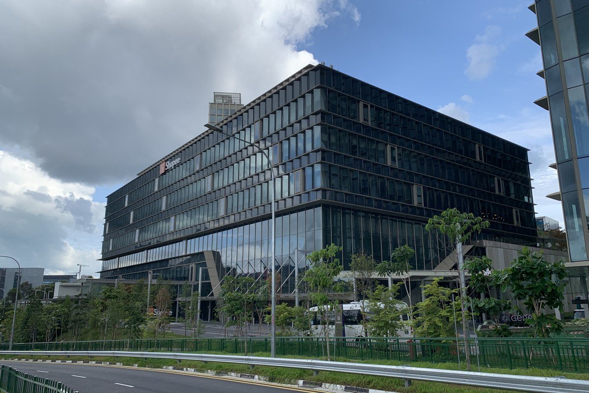 Prédio da sede da Shopee em Singapura, com o logo da empresa na fachada
