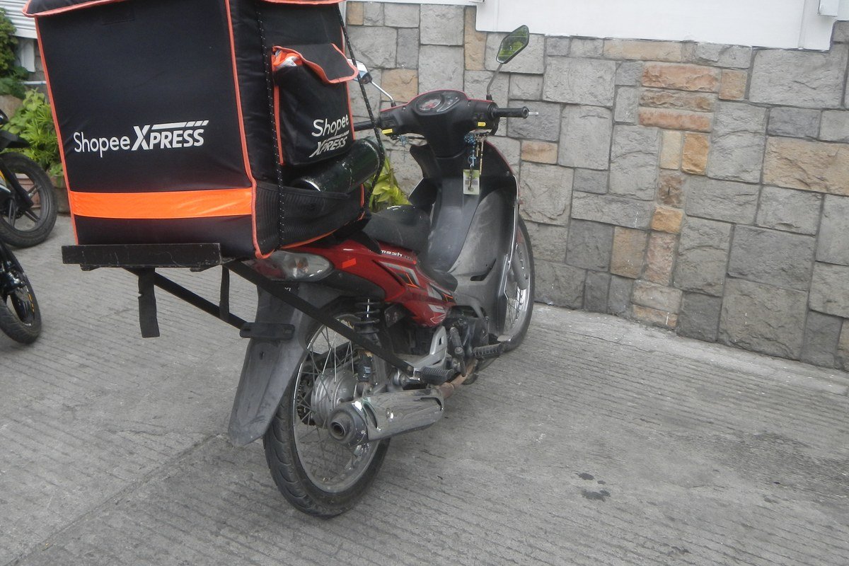 Moto de entrega com baú da Shopee Xpress, o serviço de logística própria da Shopee