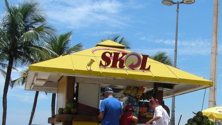 Quiosque com a marca Skol em calçadão de praia