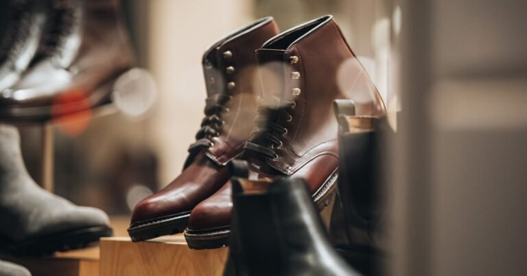 Vitrine de loja com botas de couro femininas em exposição