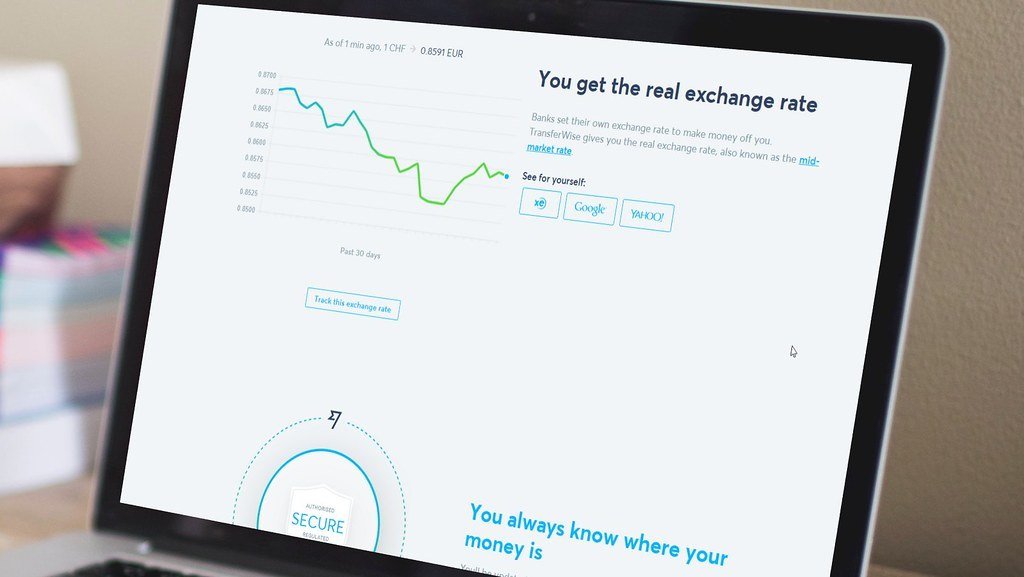 Notebook mostrando uma página da TransferWise com um gráfico da taxa de câmbio e o texto você recebe a taxa de câmbio real
