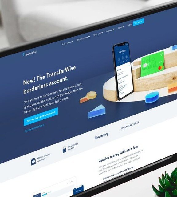 Tela de computador com o site da TransferWise anunciando a conta sem fronteiras, com um celular e um cartão verde da marca na ilustração