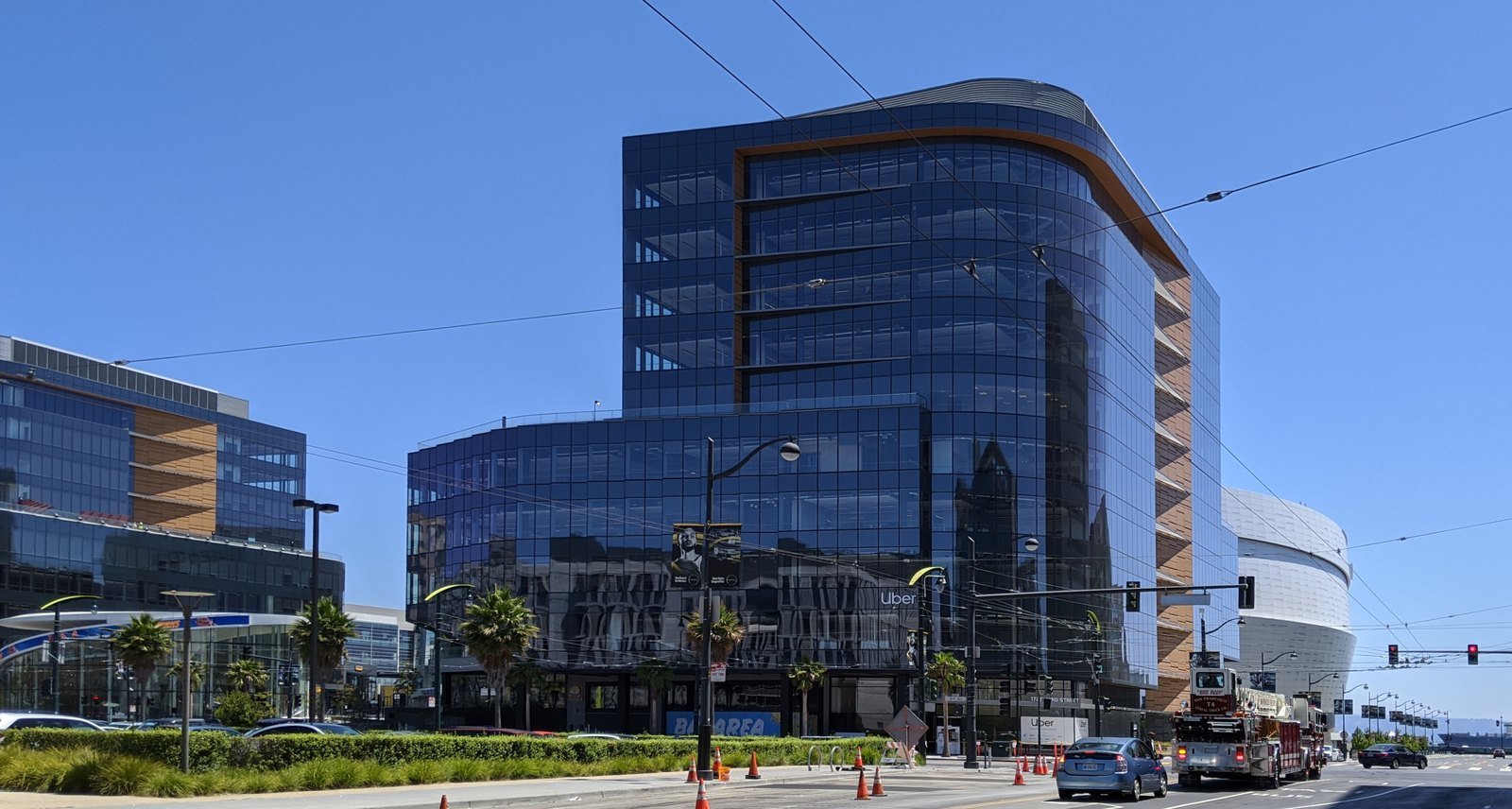 Quem é o dono da Uber? A história da empresa americana e as curiosidades do app no Brasil e no mundo 2 Prédios de escritórios envidraçados da Uber no bairro de Mission Bay, em San Francisco, sob céu azul