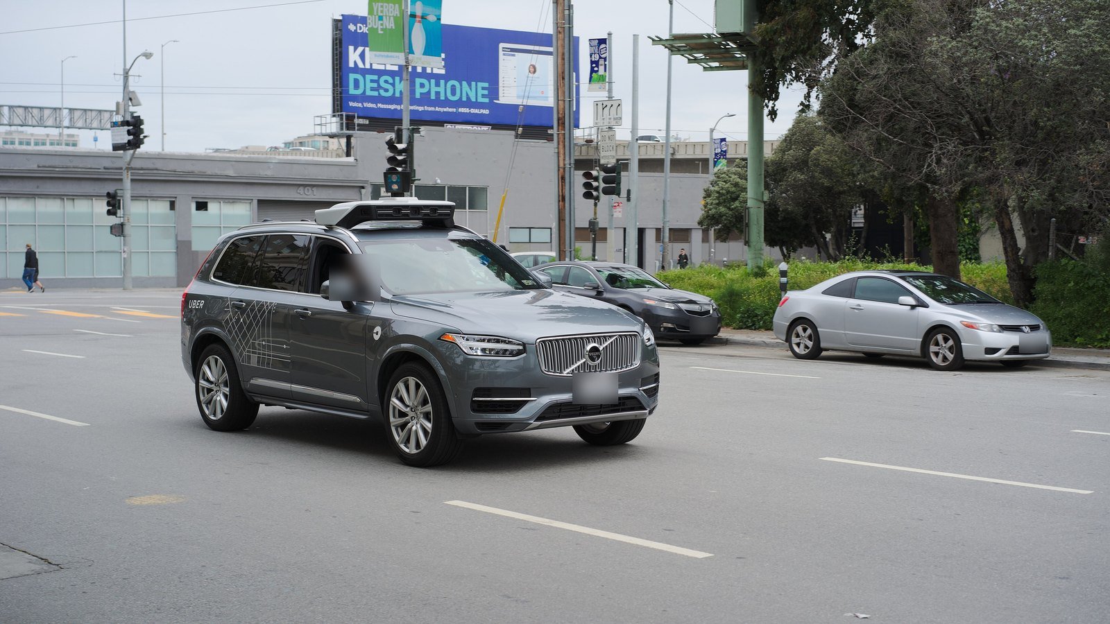 Quem é o dono da Uber? A história da empresa americana e as curiosidades do app no Brasil e no mundo 4 Volvo XC90 cinza da Uber com sensores de direção autônoma no teto, circulando por uma avenida de San Francisco