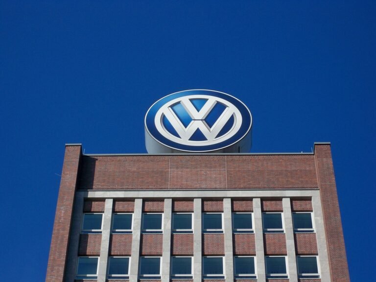 Logotipo da Volkswagen no alto do prédio da marca em Wolfsburg, na Alemanha