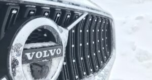A Volvo é chinesa? Os carros são da Geely, mas os caminhões e ônibus seguem nas mãos de suecos